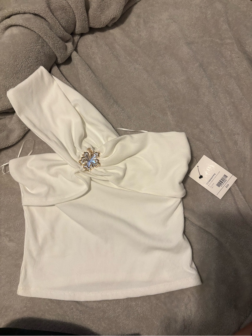 Ribbed White One-Shoulder Twist Crop Top with Gold Accent